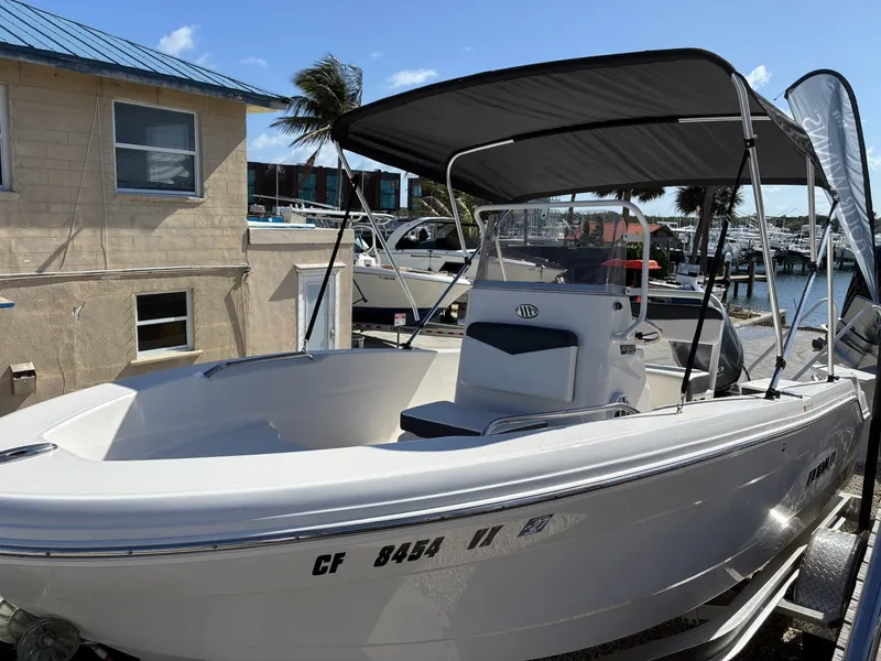 Slide: The Image of Robalo R160 Center Console 2025 - 6154862