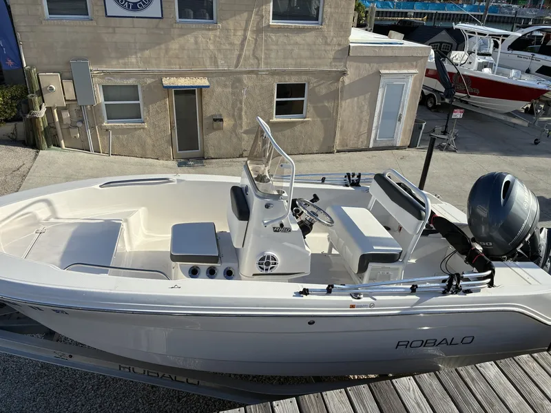 Slide: The Image of Robalo R160 Center Console 2025 - 6154865