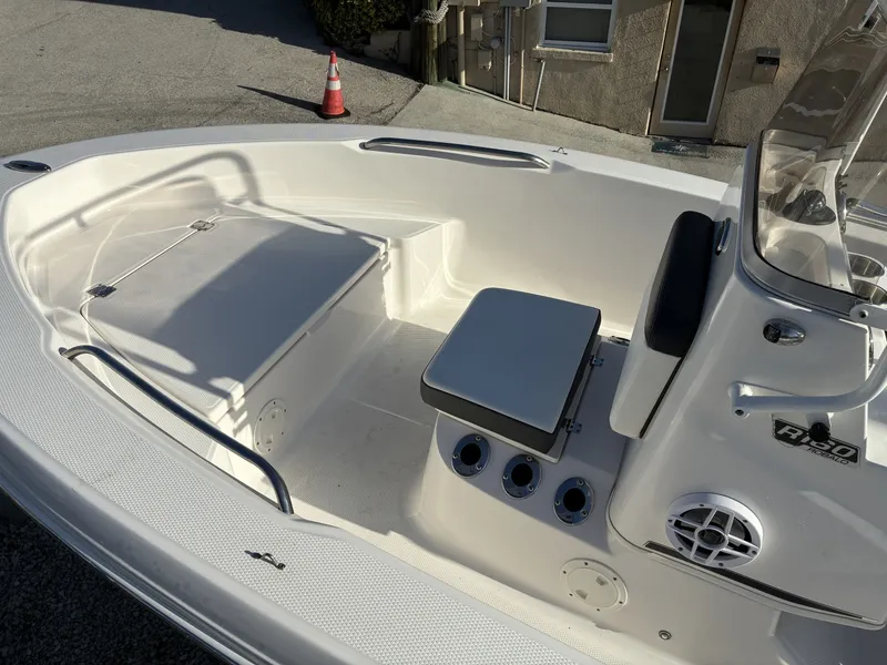 Slide: The Image of Robalo R160 Center Console 2025 - 6154869