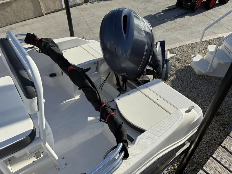 Slide: The Image of Robalo R160 Center Console 2025 - 6154870