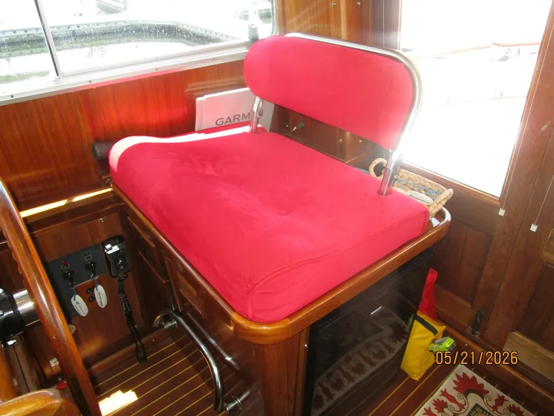 Slide: The Image of 43' Menorquin pilothouse helmseat - 6155183