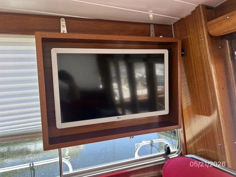 Slide: The Image of 43' Menorquin pilothouse fold-down TV - 6155178