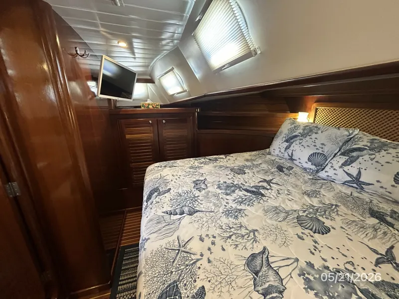 Slide: The Image of 43' Menorquin master stateroom port - 6155175