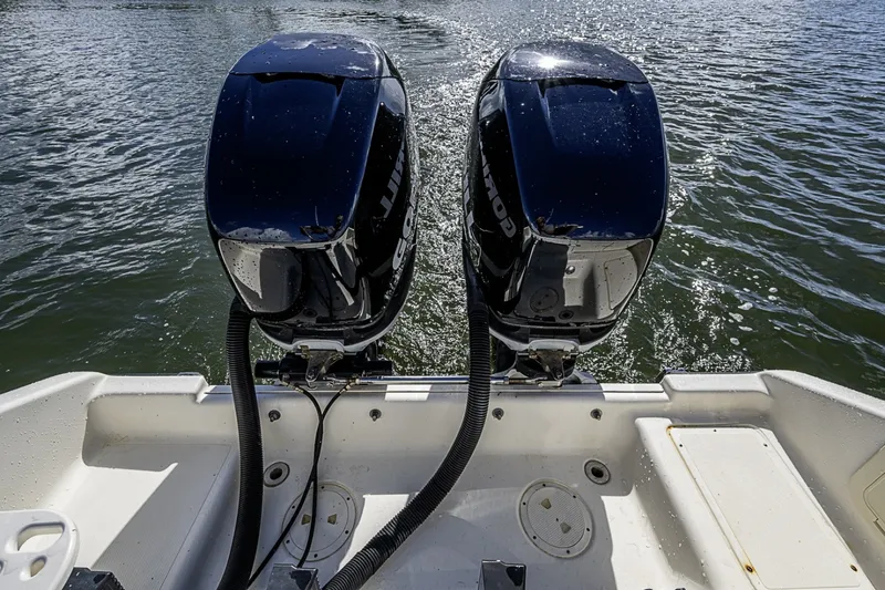 Slide: The Image of Pursuit 3480 Center Console 2005 - 6180098
