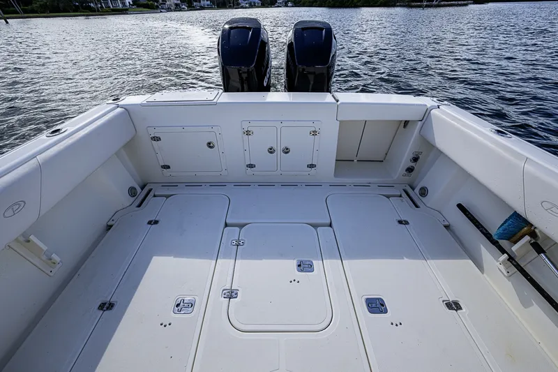 Slide: The Image of Pursuit 3480 Center Console 2005 - 6180096