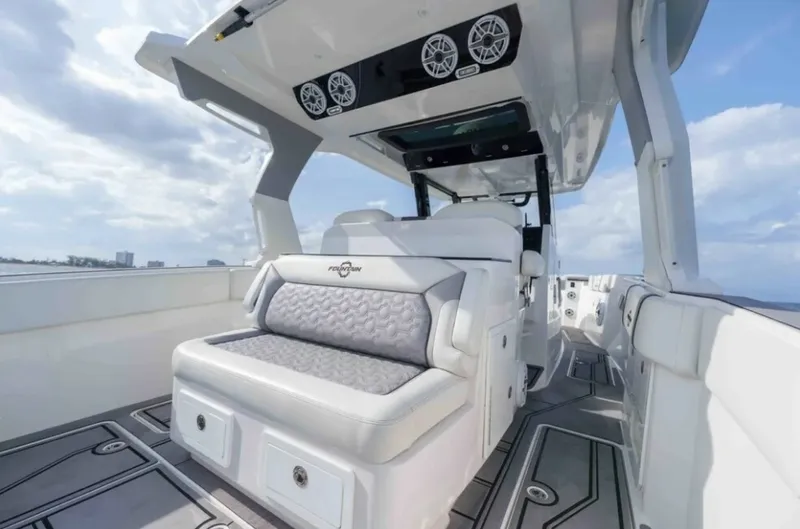 Slide: The Image of Fountain 38 SCX 2023 - 6249001