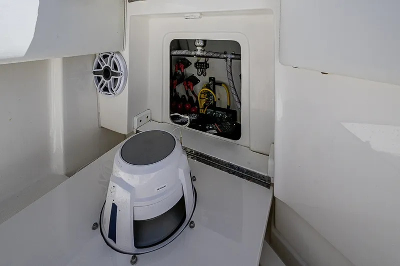 Slide: The Image of SeaVee 390B 2023 - 6186230