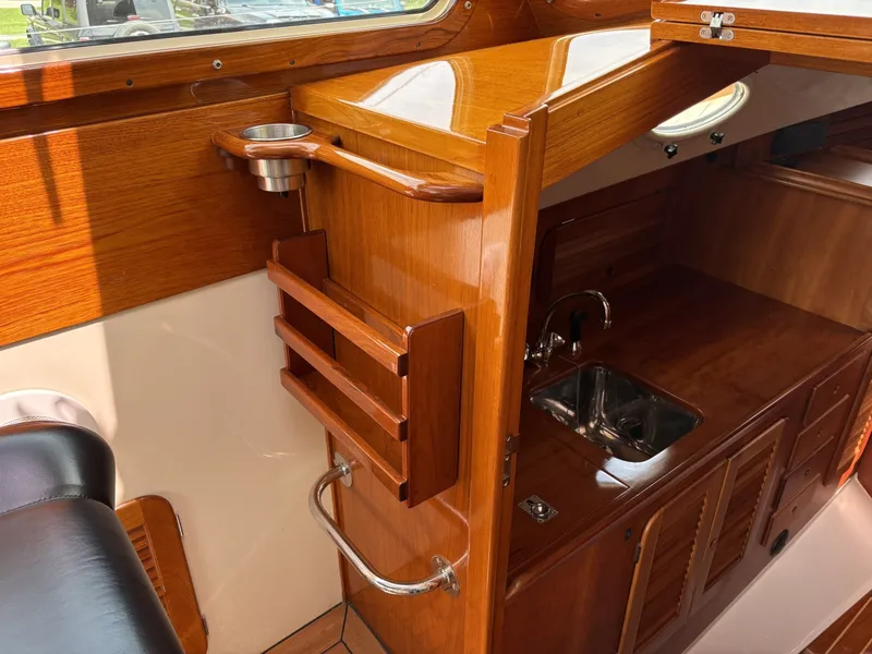 Slide: The Image of Hinckley Yachts 36 Picnic EP 2004 - 6186473