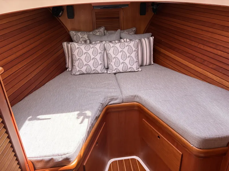 Slide: The Image of Hinckley Yachts 36 Picnic EP 2004 - 6186517