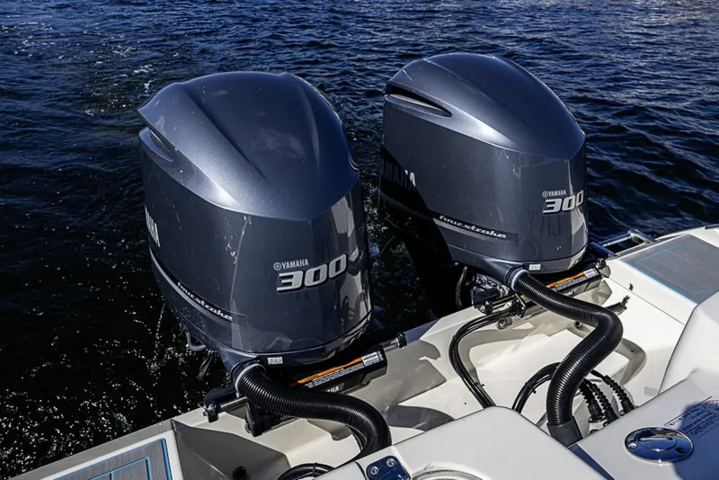 Slide: The Image of Cobia 320 CC 2021 - 6187418