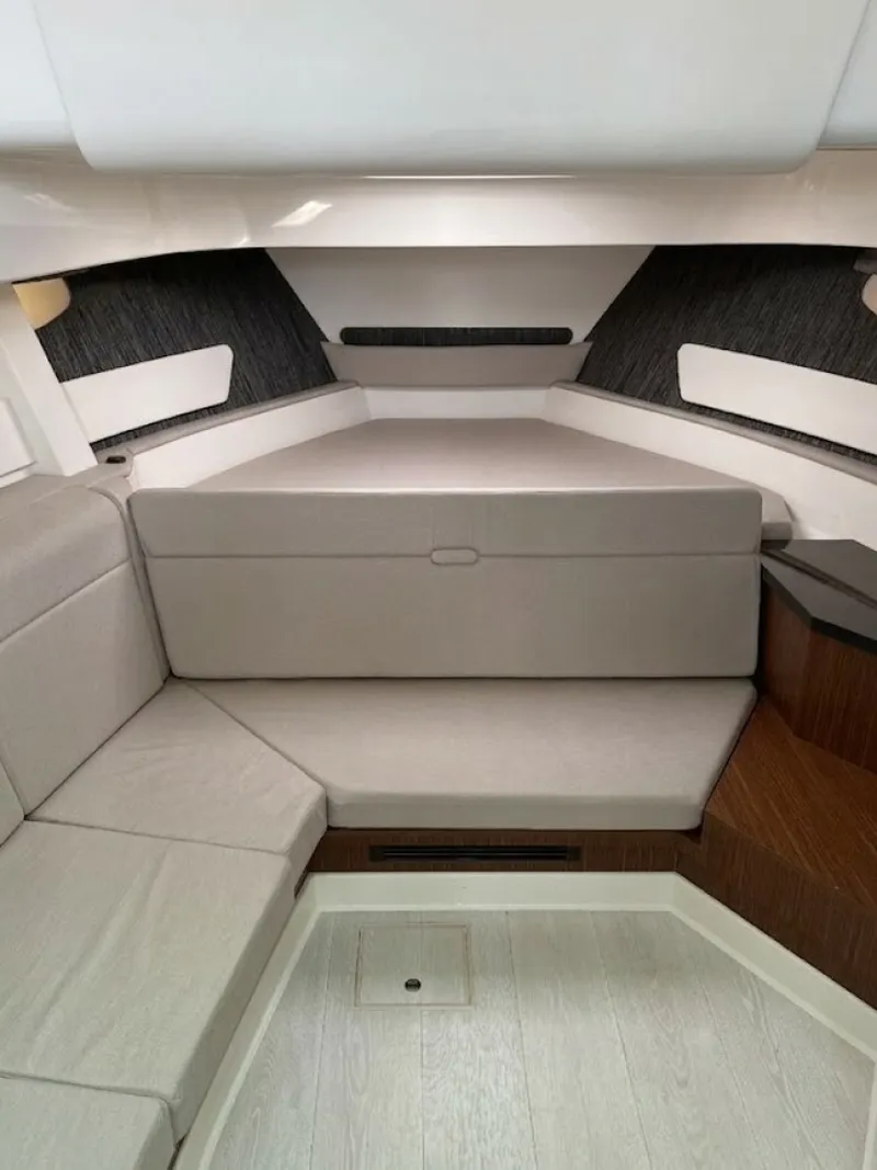 Slide: The Image of Sea Ray 370 Sundancer 2022 - 6187738