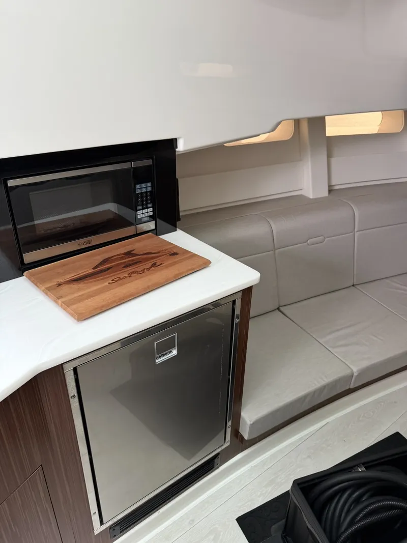 Slide: The Image of Sea Ray 370 Sundancer 2022 - 6187746