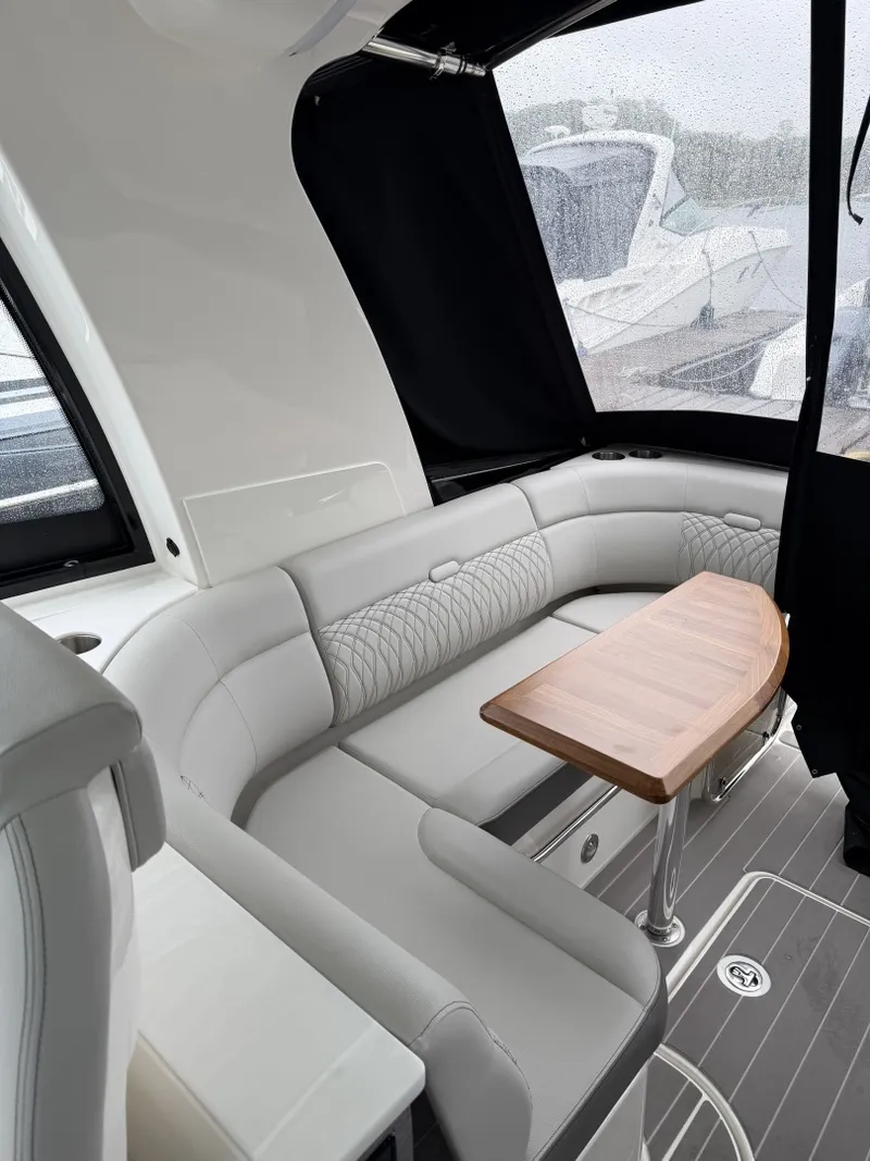 Slide: The Image of Sea Ray 370 Sundancer 2022 - 6187739