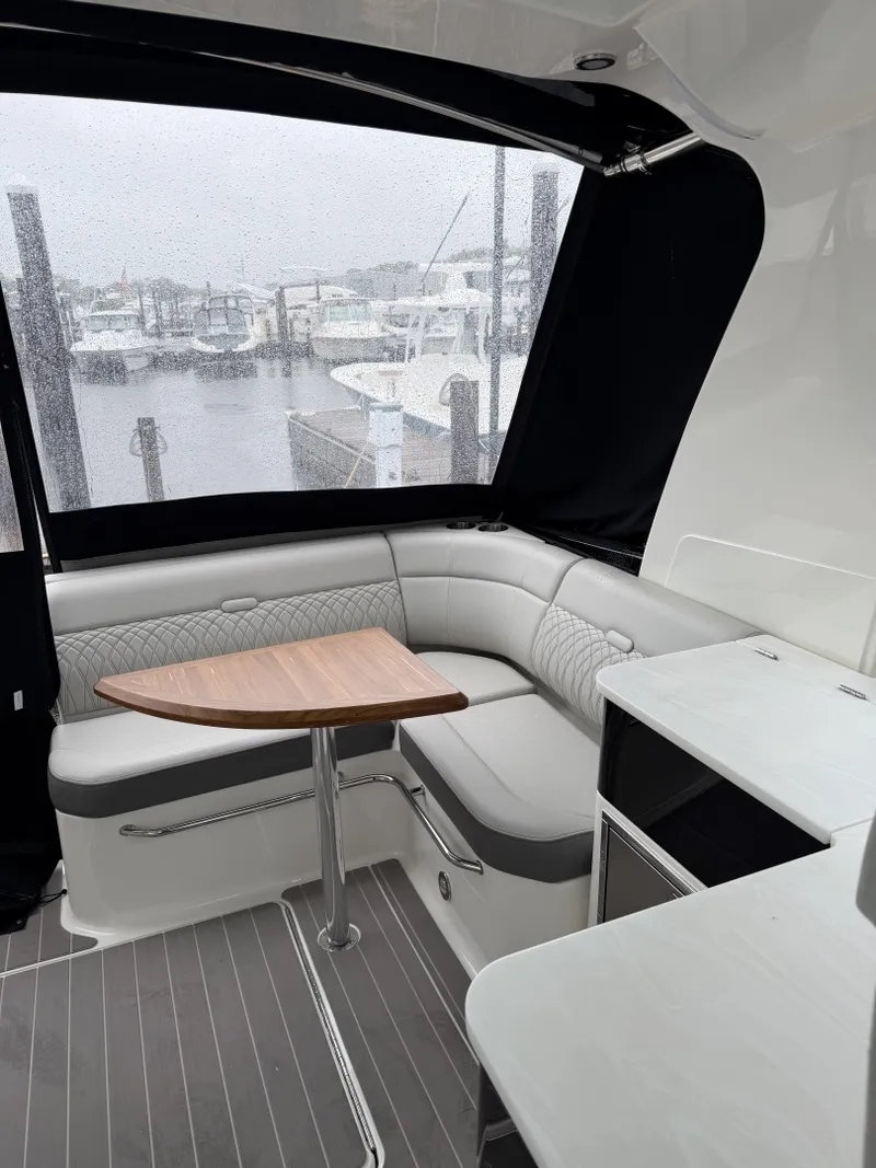 Slide: The Image of Sea Ray 370 Sundancer 2022 - 6187740