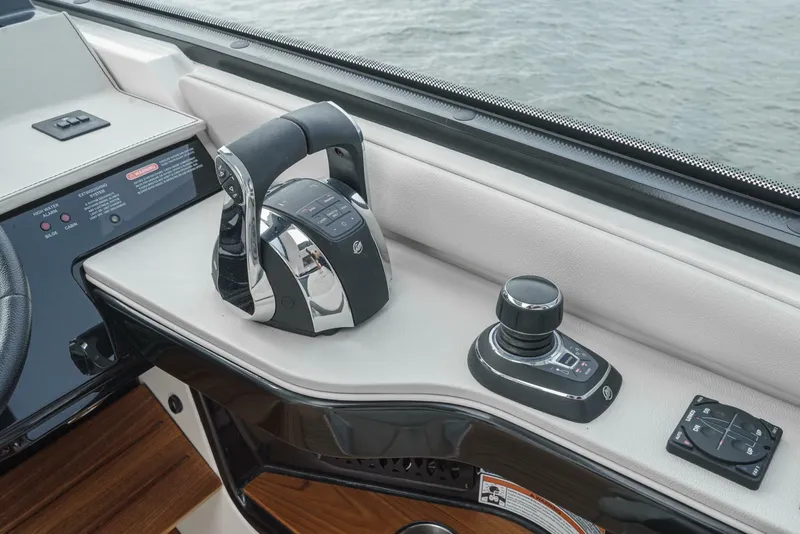 Slide: The Image of Sea Ray 370 Sundancer 2022 - 6187763
