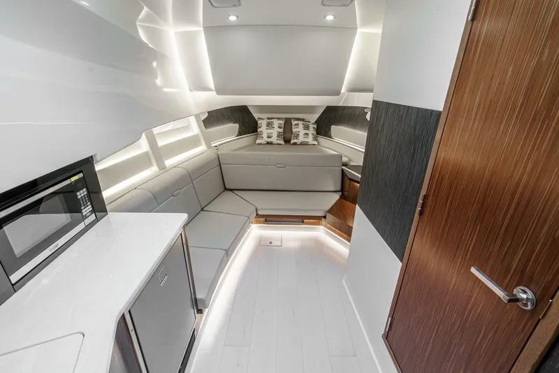 Slide: The Image of Sea Ray 370 Sundancer 2022 - 6187764