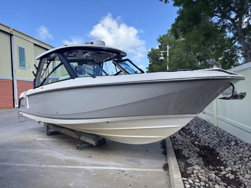 Slide: The Image of Boston Whaler 320 Vantage 2024 - 6187936