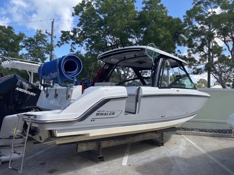 Slide: The Image of Boston Whaler 320 Vantage 2024 - 6187939