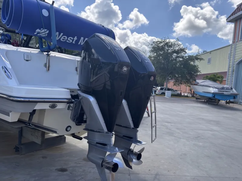 Slide: The Image of Boston Whaler 320 Vantage 2024 - 6187944