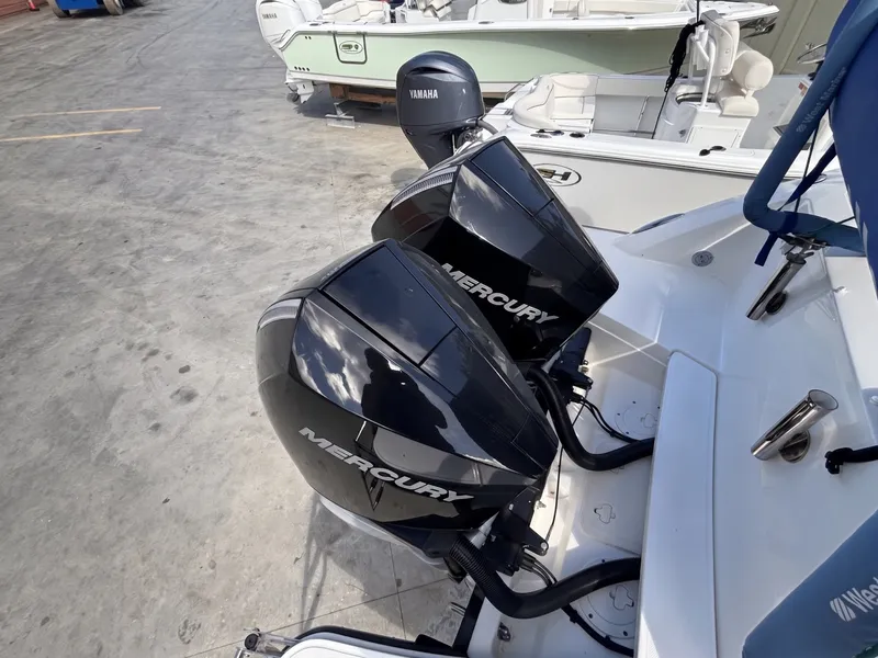 Slide: The Image of Boston Whaler 320 Vantage 2024 - 6187943