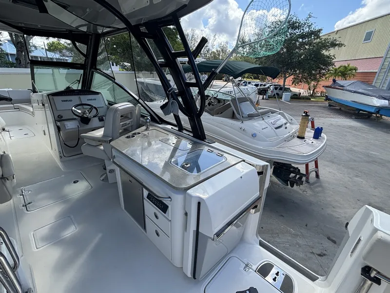 Slide: The Image of Boston Whaler 320 Vantage 2024 - 6187934