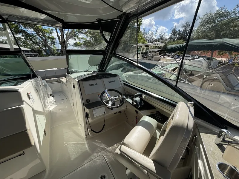 Slide: The Image of Boston Whaler 320 Vantage 2024 - 6187929