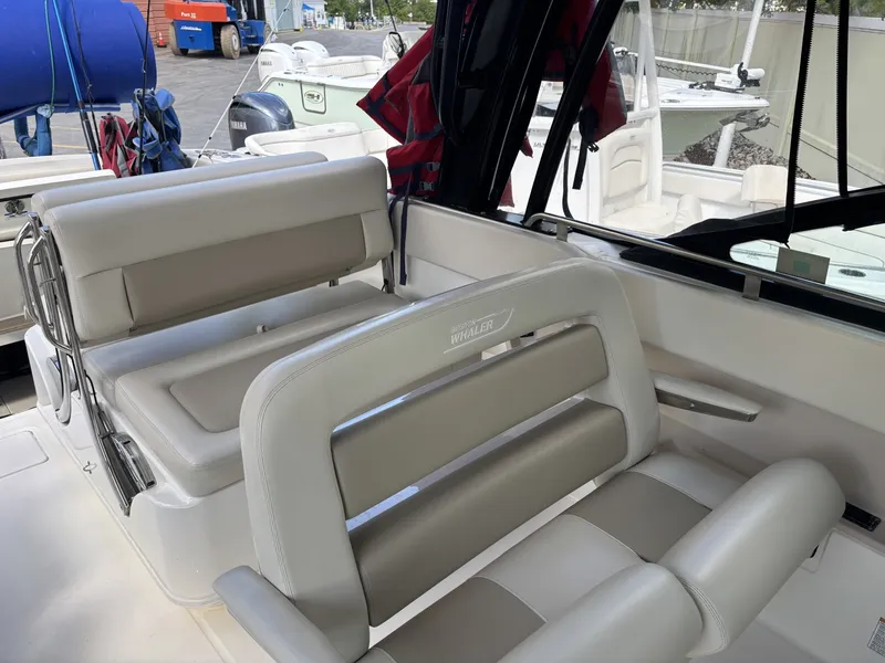 Slide: The Image of Boston Whaler 320 Vantage 2024 - 6187932