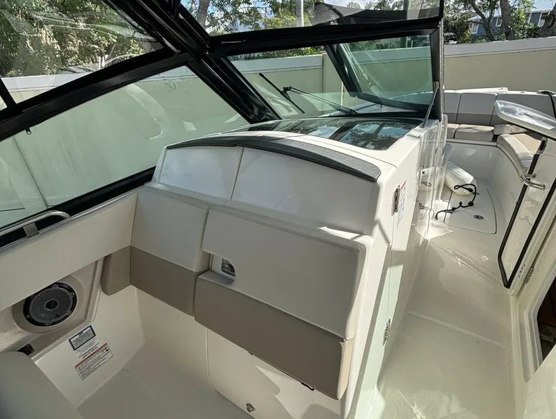 Slide: The Image of Boston Whaler 320 Vantage 2024 - 6187947