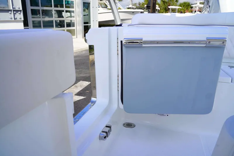Slide: The Image of Sea Hunt Ultra 245SE 2026 - 6203851