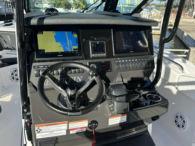 Slide: The Image of Blackfin 272 CC - Helm 2025 Blackfin 272 CC - 6223267