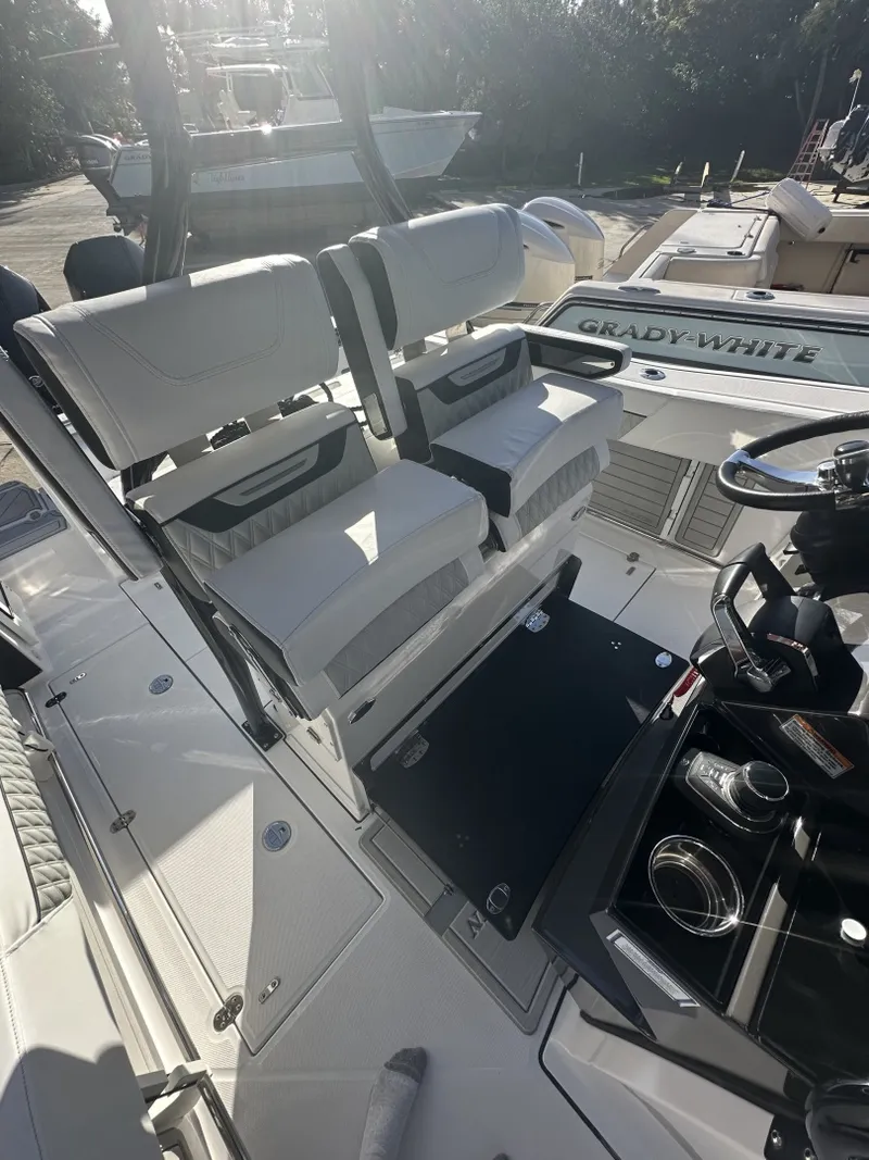 Slide: The Image of Blackfin 272 CC - Helm Seating 2025 Blackfin 272 CC - 6223270