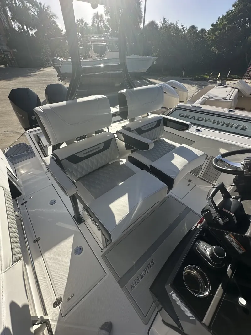 Slide: The Image of Blackfin 272 CC - Helm Seating 2025 Blackfin 272 CC - 6223271