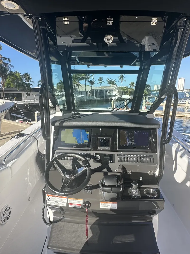 Slide: The Image of Blackfin 272 CC - Helm 2025 Blackfin 272 CC - 6223268