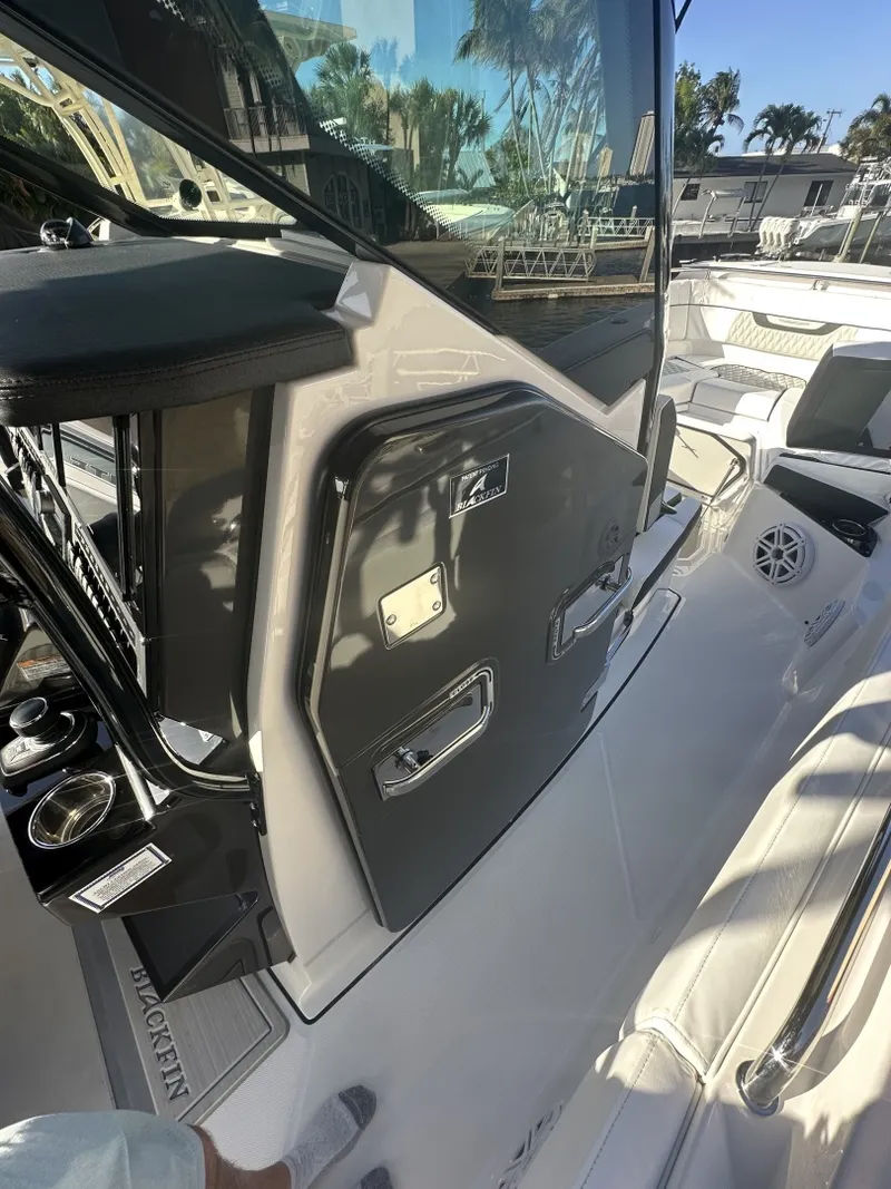 Slide: The Image of Blackfin 272 CC - Helm 2025 Blackfin 272 CC - 6223273