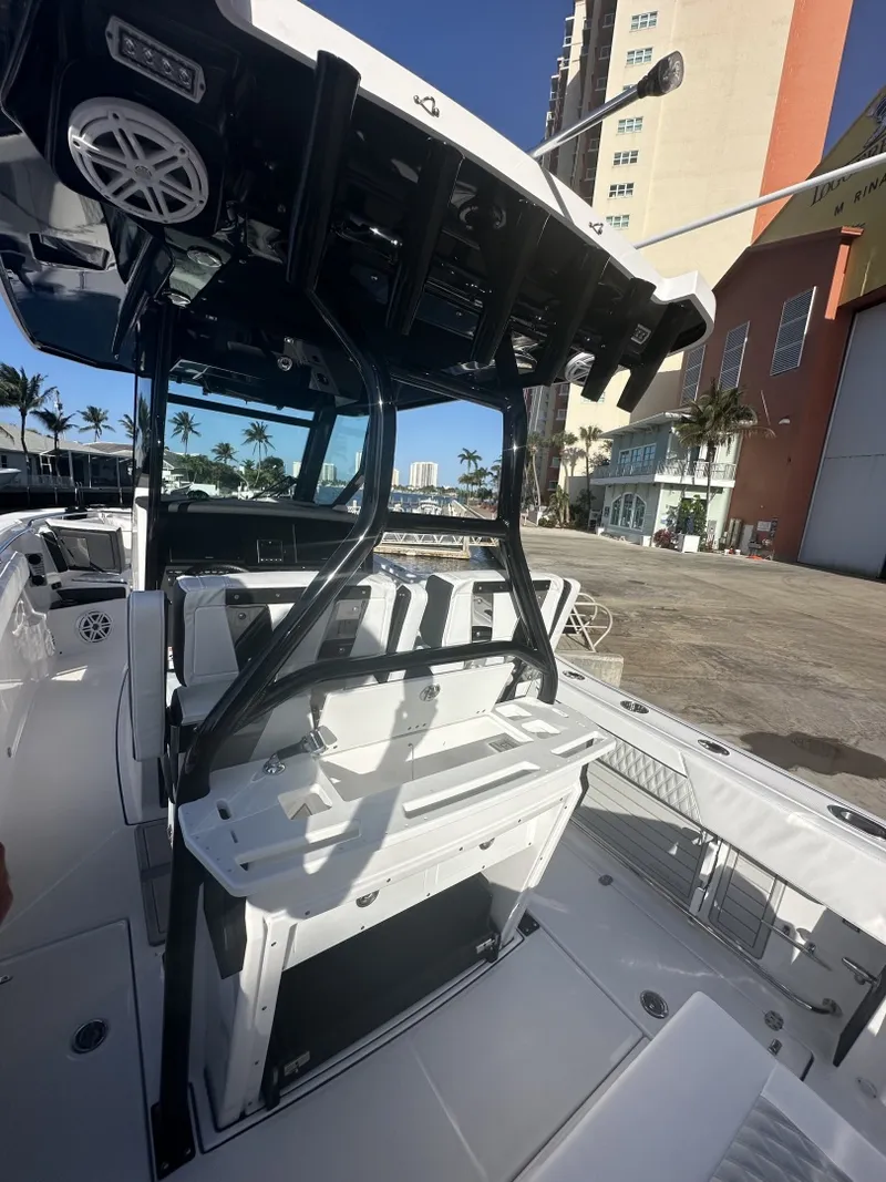 Slide: The Image of Blackfin 272 CC - Helm Station 2025 Blackfin 272 CC - 6223285