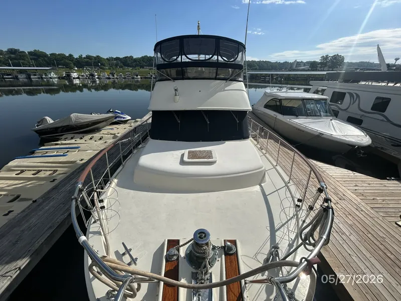 Slide: The Image of 42' Hatteras foredeck aft - 6248068
