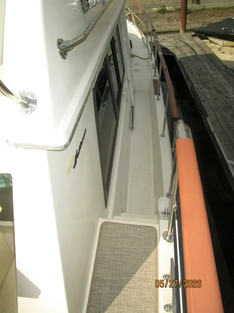 Slide: The Image of 42' Hatteras starboard side deck1 - 6248124