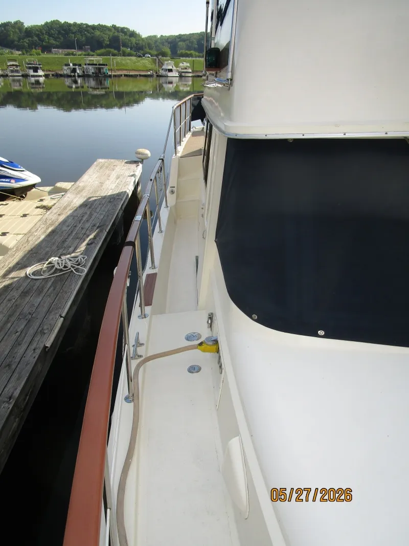 Slide: The Image of 42' Hatteras starboard side deck2 - 6248123