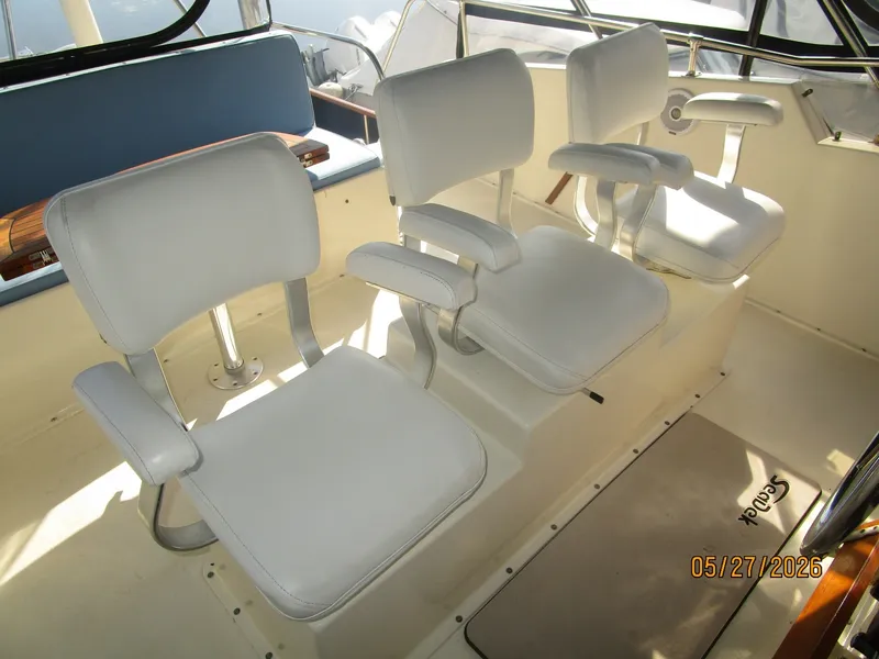 Slide: The Image of 42' Hatteras flybridge helmseats - 6248064