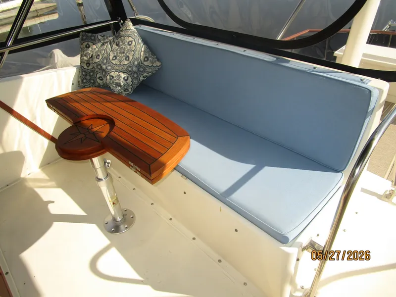 Slide: The Image of 42' Hatteras flybridge aft seating1 - 6248059