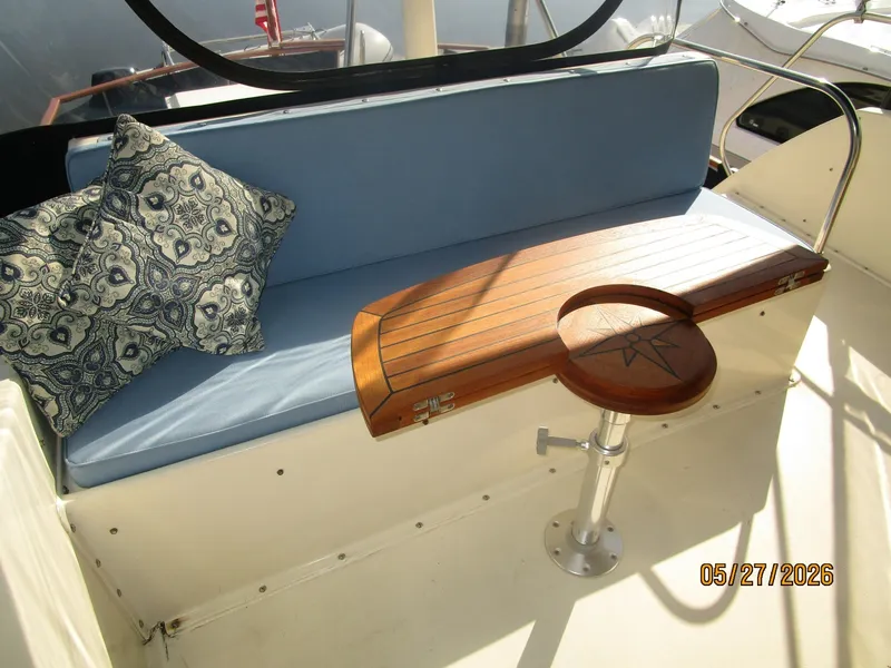 Slide: The Image of 42' Hatteras flybridge aft seating2 - 6248060