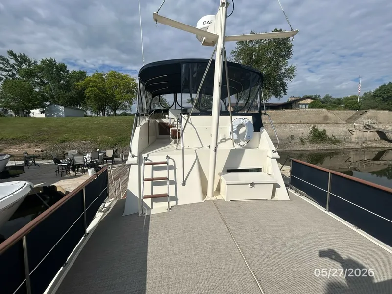 Slide: The Image of 42' Hatteras sundeck forward - 6248125