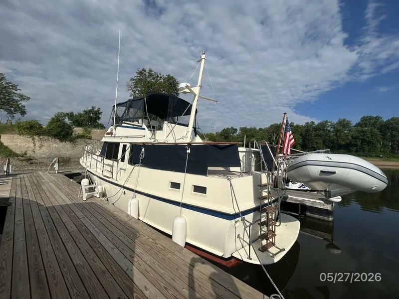 Slide: The Image of 42' Hatteras port aft profile - 6248100