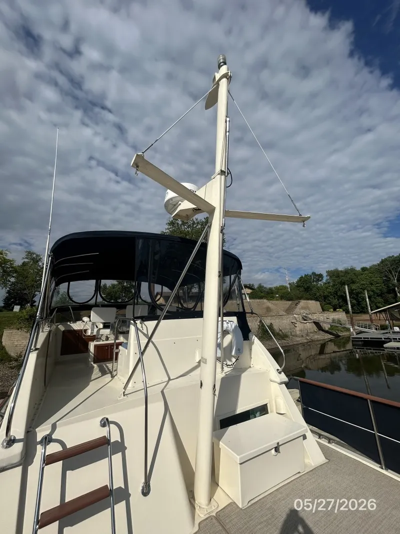 Slide: The Image of 42' Hatteras mast - 6248093