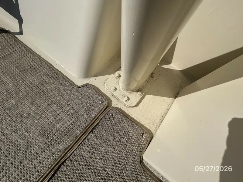 Slide: The Image of 42' Hatteras mast base - 6248090