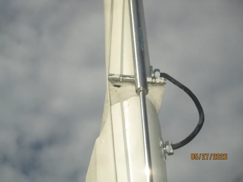 Slide: The Image of 42' Hatteras mast hinge1 - 6248091