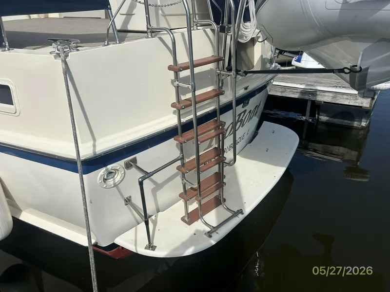 Slide: The Image of 42' Hatteras swimplatform - 6248130