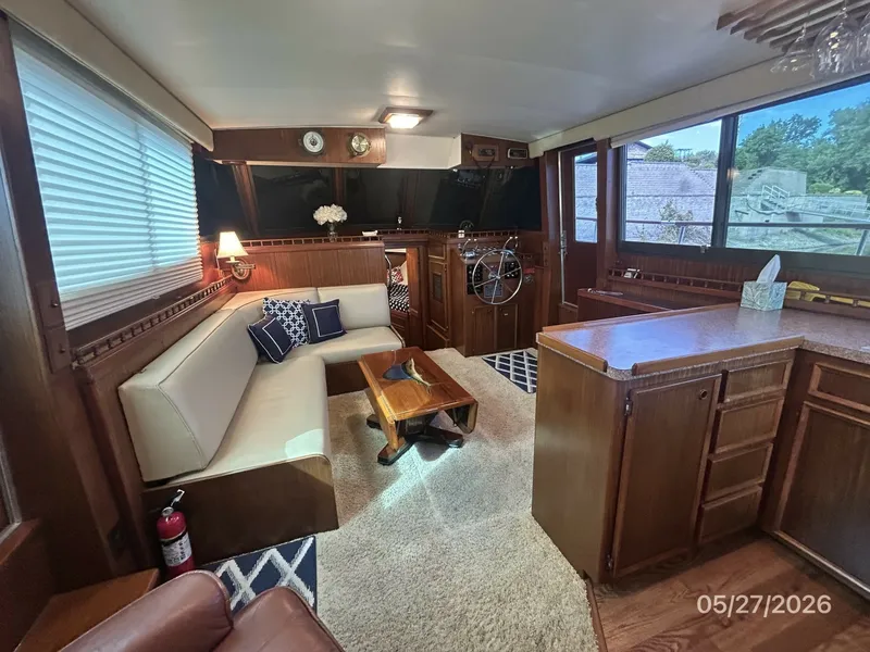 Slide: The Image of 42' Hatteras salon forward - 6248110
