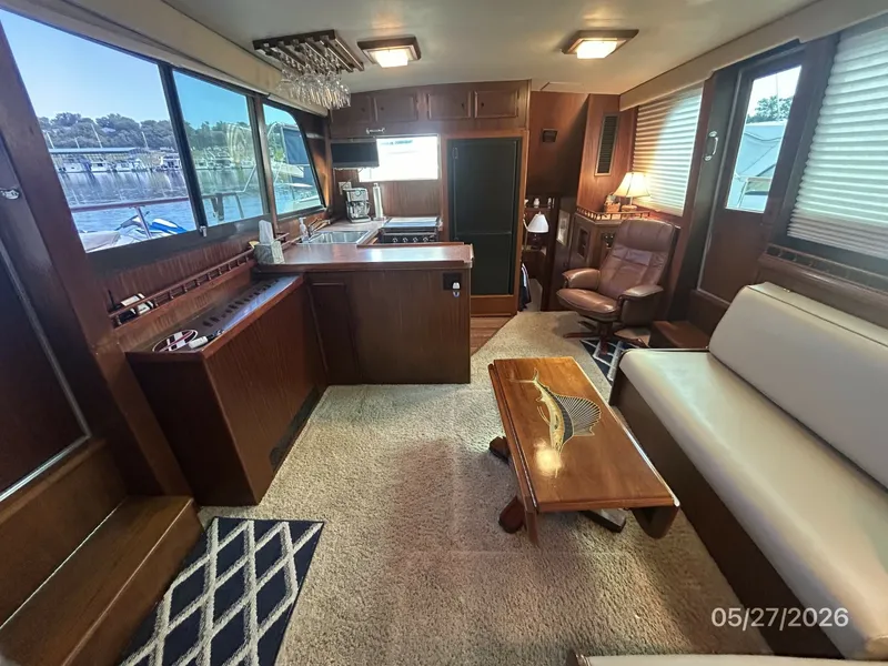 Slide: The Image of 42' Hatteras salon aft - 6248109