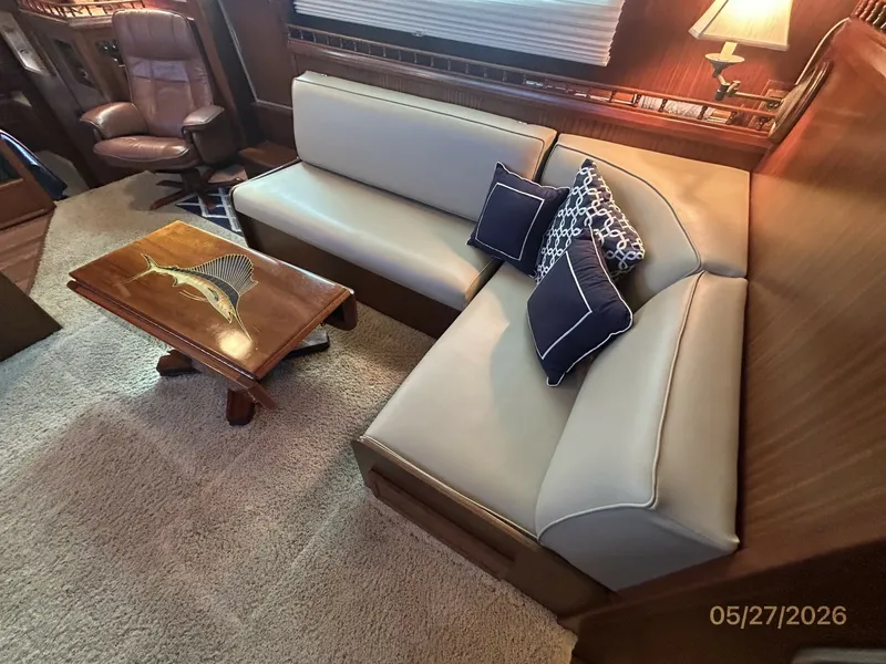 Slide: The Image of 42' Hatteras salon seating2 - 6248114